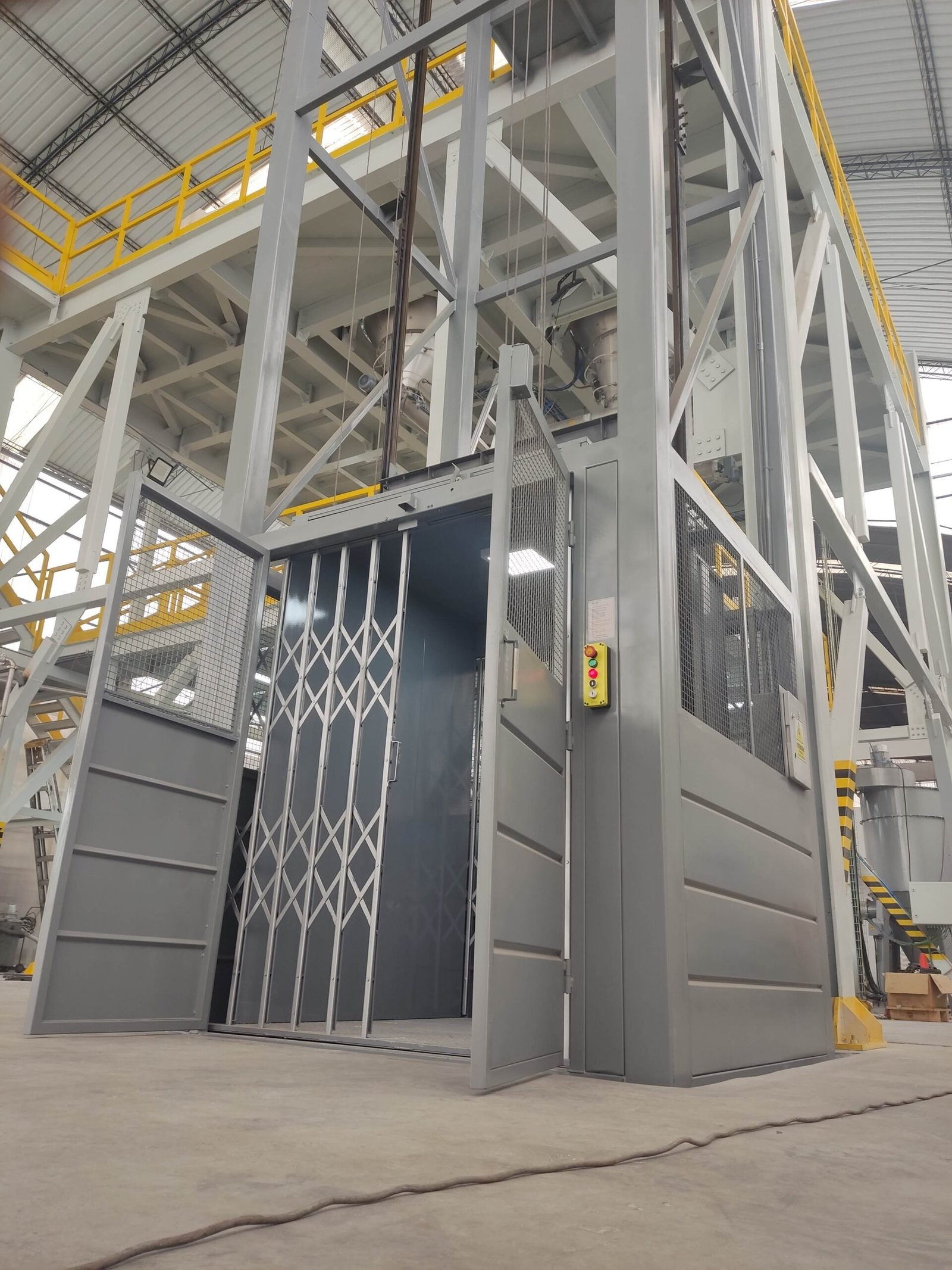 Elevador de carga instalado por ELEVAPLUS